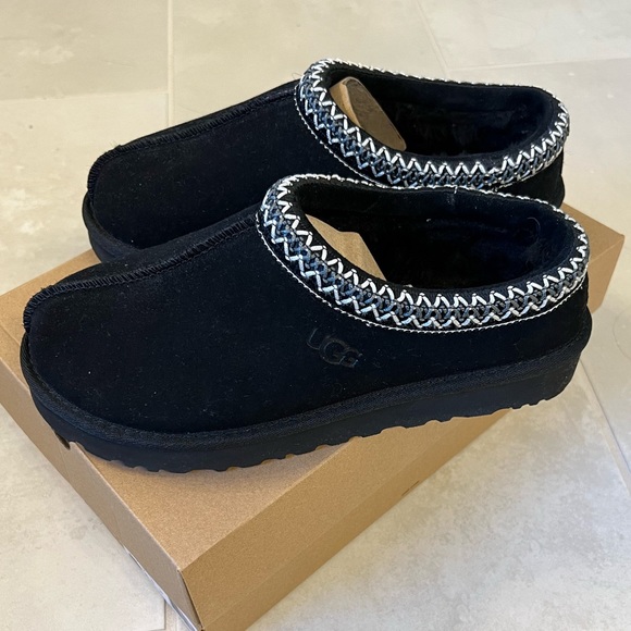 UGG Shoes - BNWT! UGG Tasman Slipper in black - Womens size 9